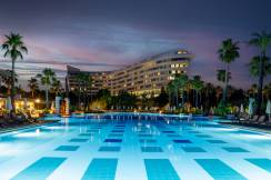 CONCORDE DELUXE RESORT Pools & Beach